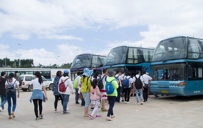 乘坐高铁一个多小时就可以到达普者黑景区，当地旅行社的董事长亲自到车站迎接尊龙凯时 - 人生就是搏!的小伙伴们。