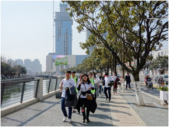 一路上，志愿者把“学雷锋践行动 树新风做好事 做志愿者”的精神传扬到大街小巷，把雷锋为人民服务的志愿精神带到城市的每个角落。