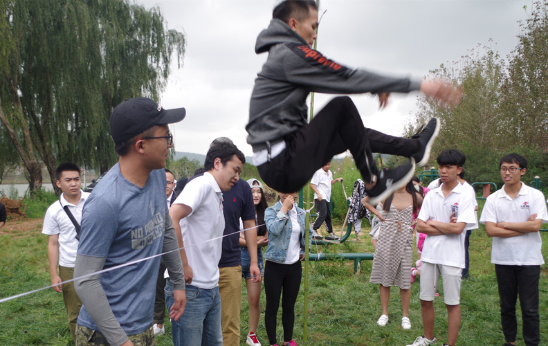 四个小队依次完成跨越横线，每个小伙伴脸上洋溢着愉悦的笑容！此时此刻结果如何并不重要，重要的是在游戏中我们收获了亲密无间的高度默契和队友间无条件的信任！