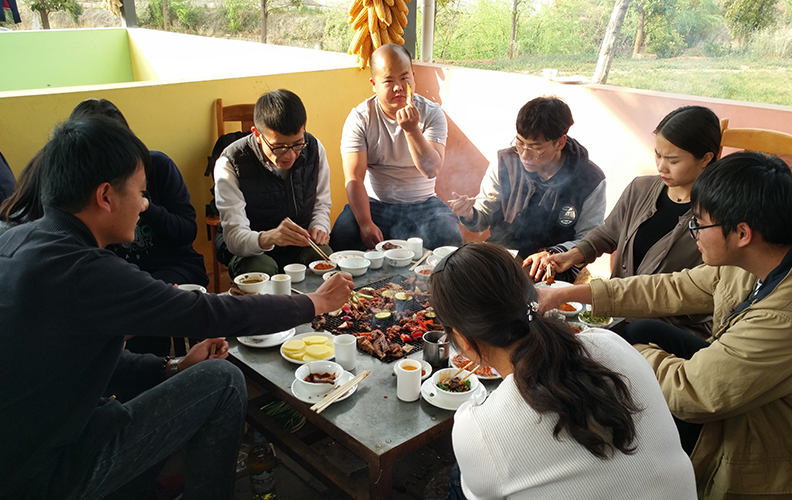 又因椒盐辣酱的增色，和不停的反动，均匀的受热，使食物变得更加入味